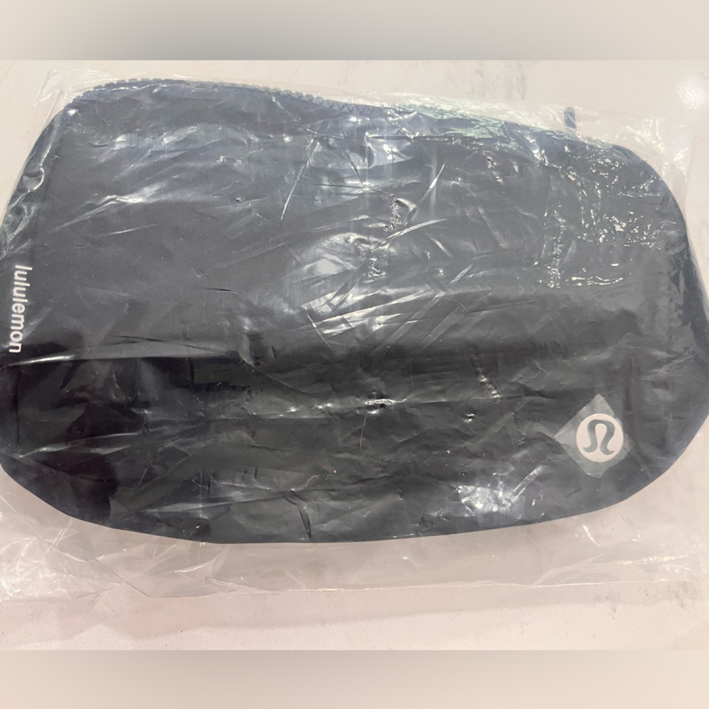 Lululemon Black Belt Bag NWT - Picture 7 of 9